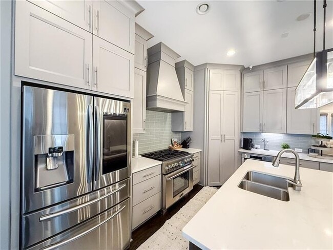 Photo - 984 Memorial Walk SE