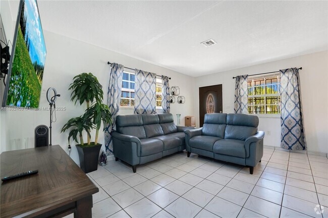 Building Photo - 460 NE 75th St Unit 2 Rental