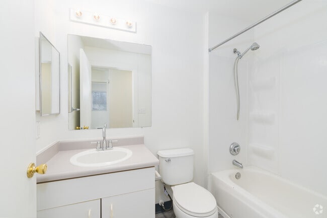3BR, 2BA - 1036SF - Bathroom