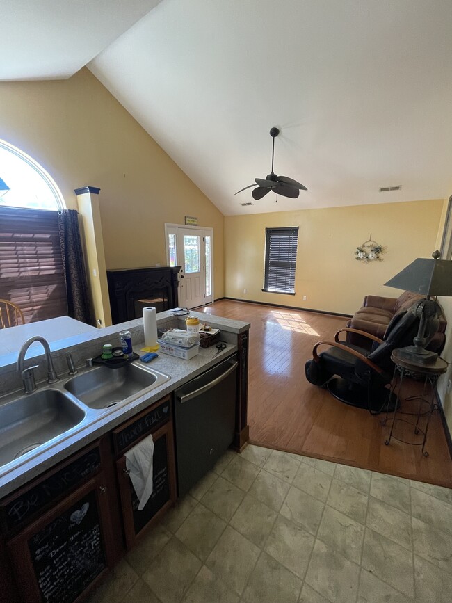 Photo - 601 Colonial Ct Unit E