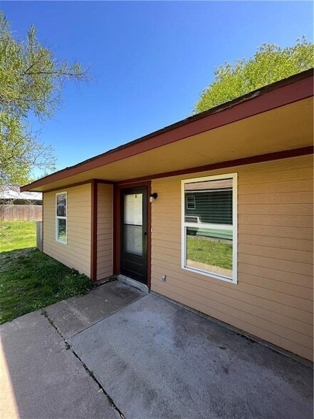 Building Photo - 2006 Cypress Pl Unit B Rental