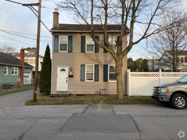 Building Photo - 139 Iron St Rental