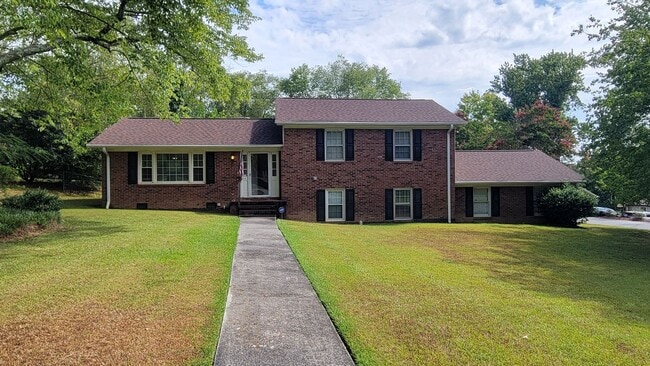 Building Photo - 4 Bed, 2.5 Bath Home Available in Taylors