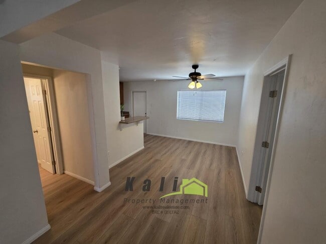 Photo - 910 Saturn Blvd