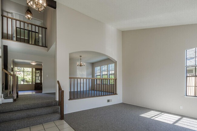 Photo - Large 4 Bedroom / 2.5 Bath House in Foster...