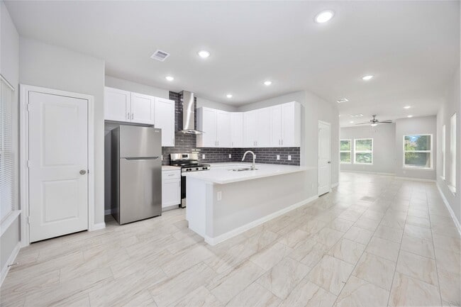 Building Photo - 7987 Chateau St Rental