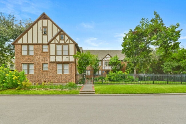 Building Photo - 436 Westmoreland St Unit 2