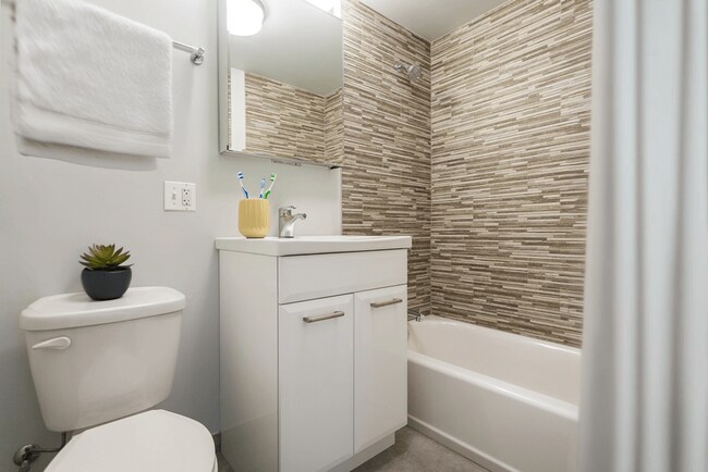 Kenmore Place - 6119 N Kenmore Ave