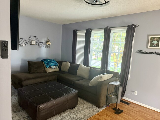 Photo - 211 Sharon Ln