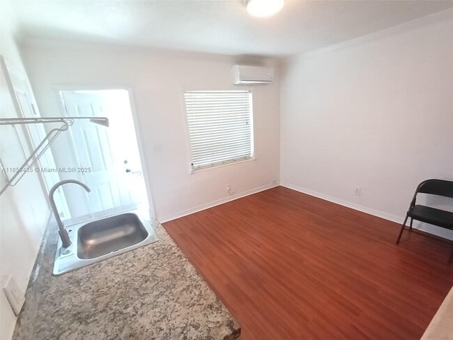 Building Photo - 919 N 19th Ave Unit b Rental