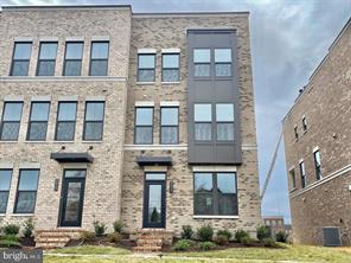 BRAND NEW TOWNHOME IN VILLAGES OF URBANA - BRAND NEW TOWNHOME IN VILLAGES OF URBANA