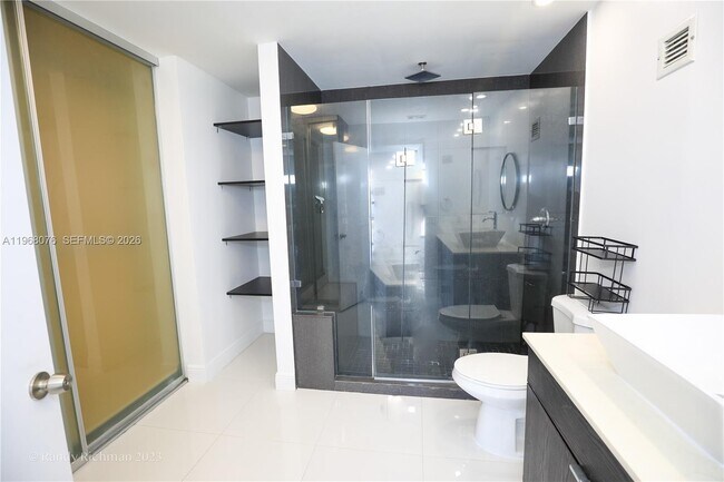 Photo - 600 NE 36th St Unidad T17