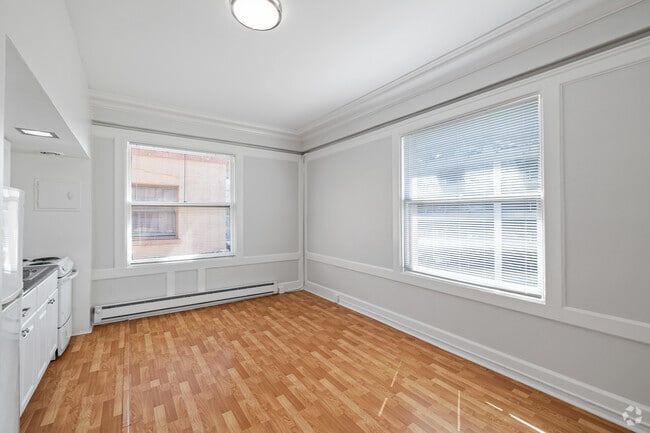 1 Br, 1 Ba, 522 – 633 SF - Kitchen - Carpet