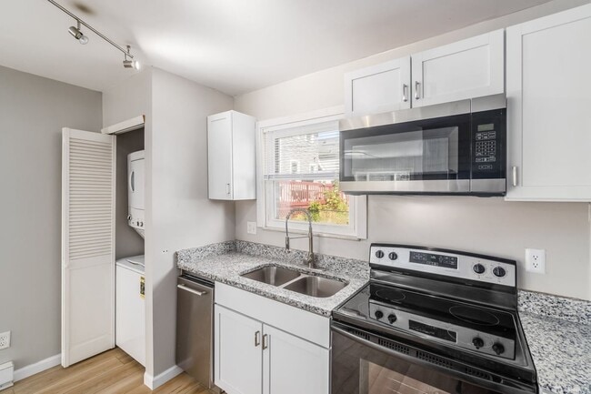 Building Photo - 721 Reinhard Ave