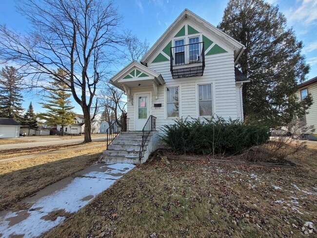 Building Photo - 1033 Shawano Ave Rental