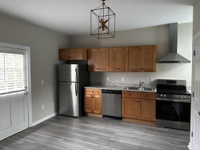 Photo - 218 College St