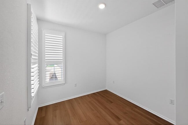 Photo - 304 Livewater Ln