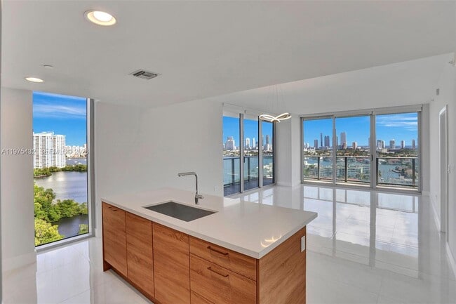 Building Photo - 16385 Biscayne Blvd Unit 1815