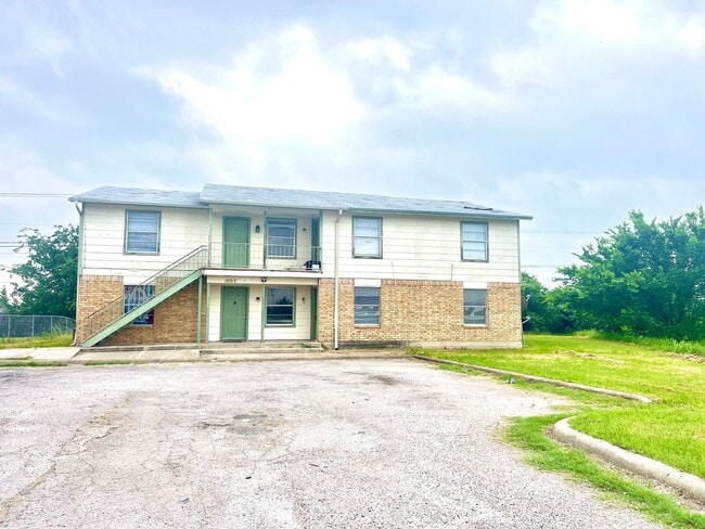 Building Photo - 1002 Eastside Dr Unit A