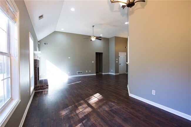 Photo - 413 Vista Way