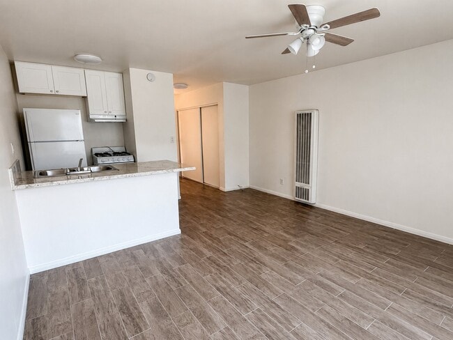 Building Photo - 13611 Doty Ave Unit 111