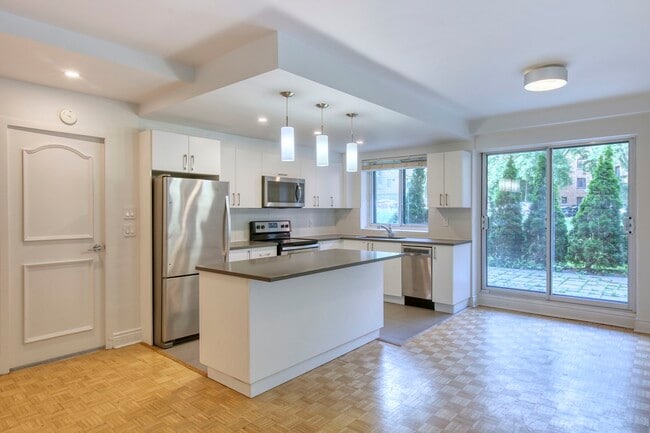 Building Photo - 4555 Av. Bonavista Unit 115