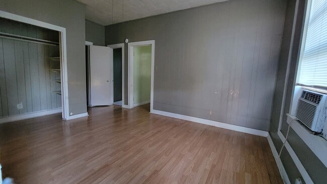 Building Photo - 428 W Wardville St Unit wardville small side east