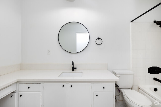 Studio, 1BA - 400SF - Bathroom