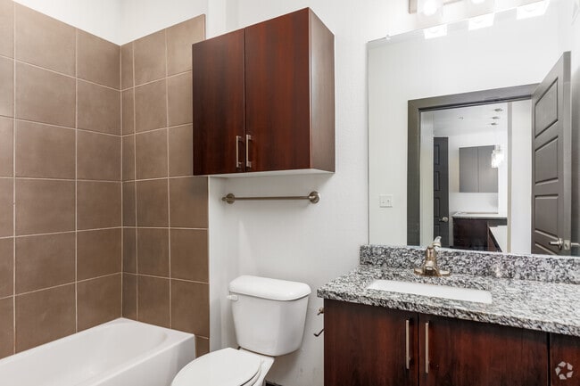 1BR, 1BA - 628SF - Bathroom