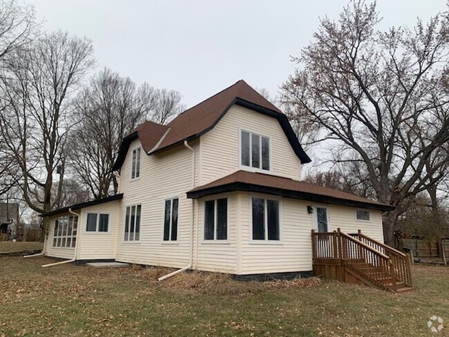 Building Photo - 3 BR/2 BA Single-Family Home With Lake Min...