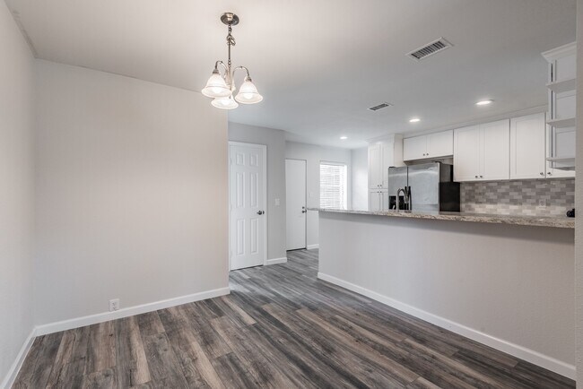 Photo - 2121 Fountain View Dr