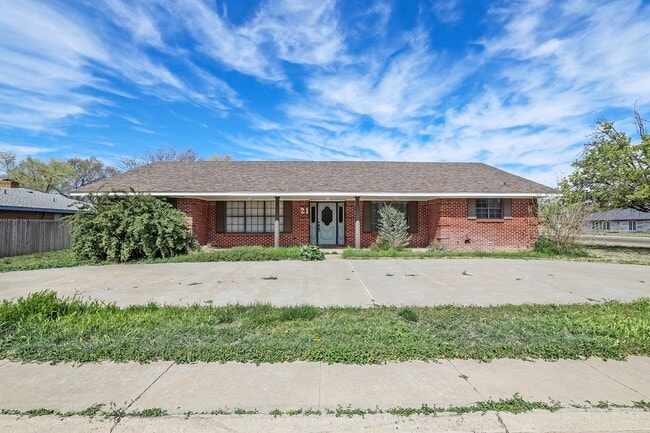 Building Photo - Spacious Canyon Home
