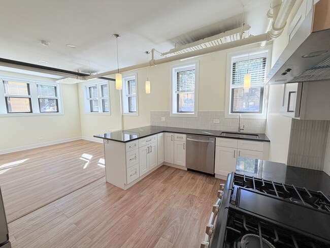 Photo - 3927 N Pine Grove Ave Unit BW