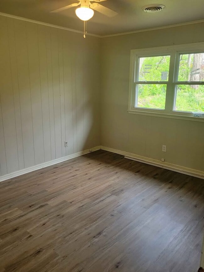 Photo - 136 E Cleburn St