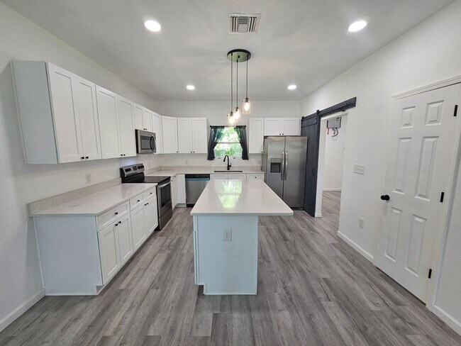 Photo - Modern Home, Centrally Located to St. Andrew's, Lynn Haven & PCB! *SPECIAL: 1/2 OFF 1st Month's ...