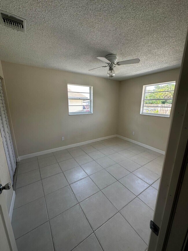 Photo - 422 Caroline Ave