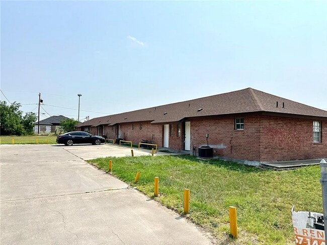 Building Photo - Mission Apartments Unit 3