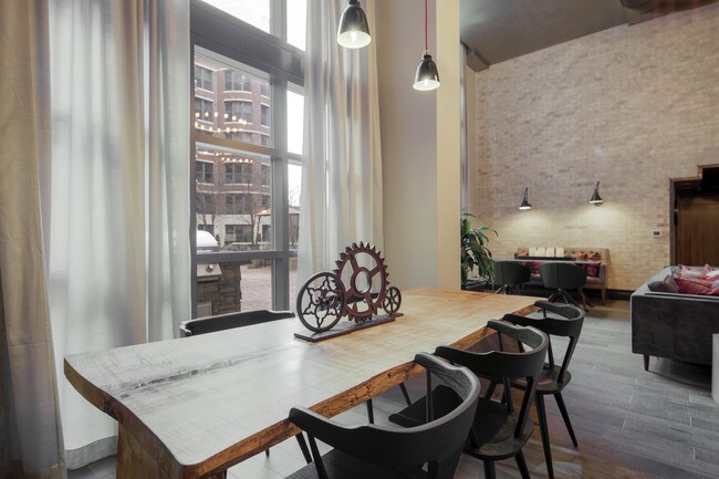 Disfruta de la vista al patio desde el salón 70 Capitol Yards - Seventy1Hundred