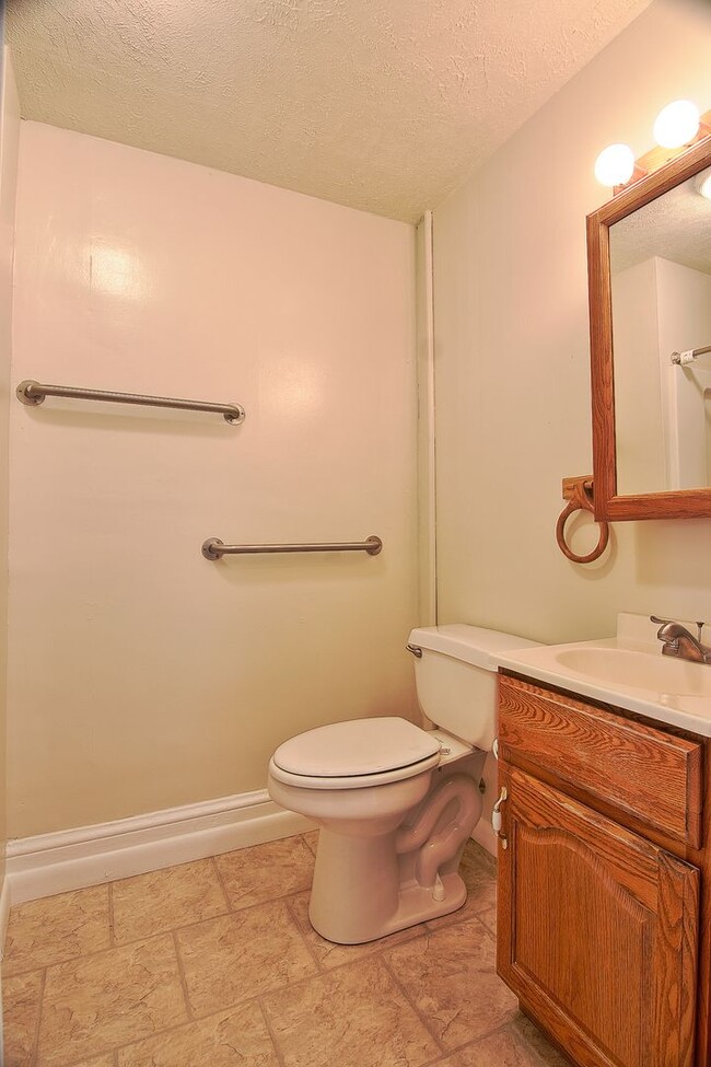 Photo - Spacious 4/5 Bedroom Home for Rent - Avail...