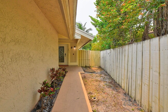 Photo - 7813 Kenway Pl W