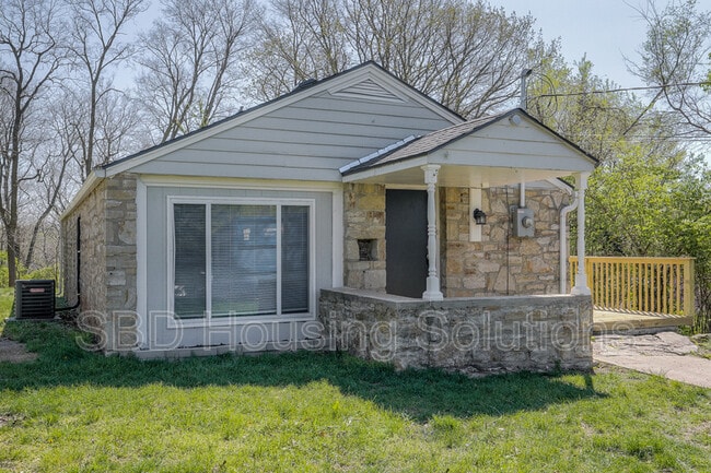 Photo - 815 S Main Rd House