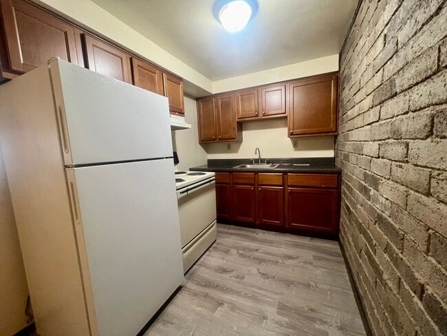 Building Photo - 404 Kellywood Manor Unit 404