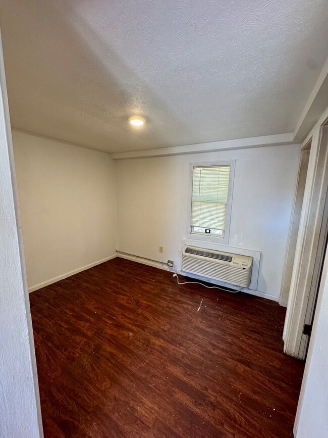 Photo - 604 N Main St