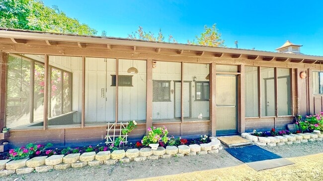 Building Photo - Darling Fully Furnished Guest Home Unit wi...