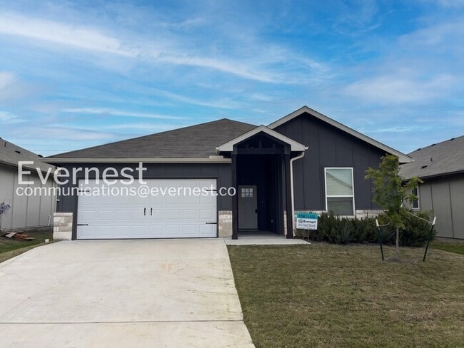 Building Photo - 2215 Hornbeam St