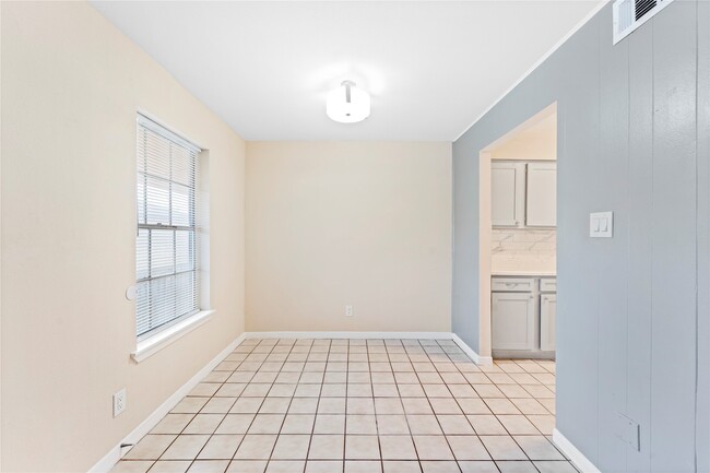 Photo - 3316 Burke Rd Unidad 43