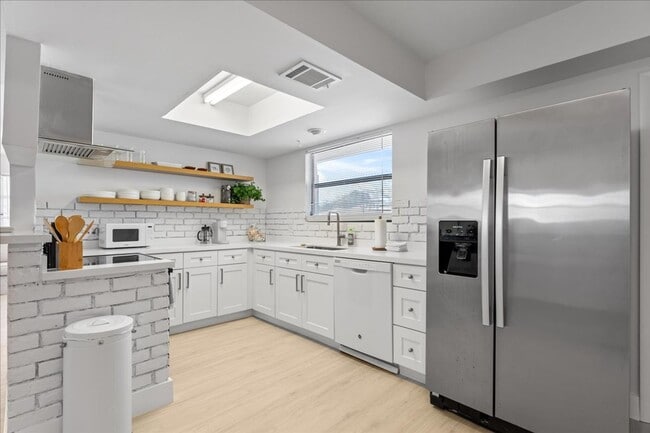 Building Photo - ** PRIVATE POOL HOME IN THE HEART OF NAPLES -- FURNISHED 3 BEDROOM/2 FULL BATH ** PET FRIENDLY **...