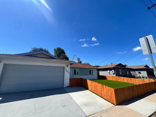 Building Photo - 3 bedroom, 2 bath with 2 bonus rooms and huge fenced yards!