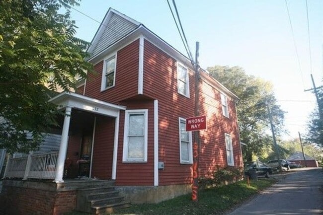 Building Photo - 4BR Red House on 17th St