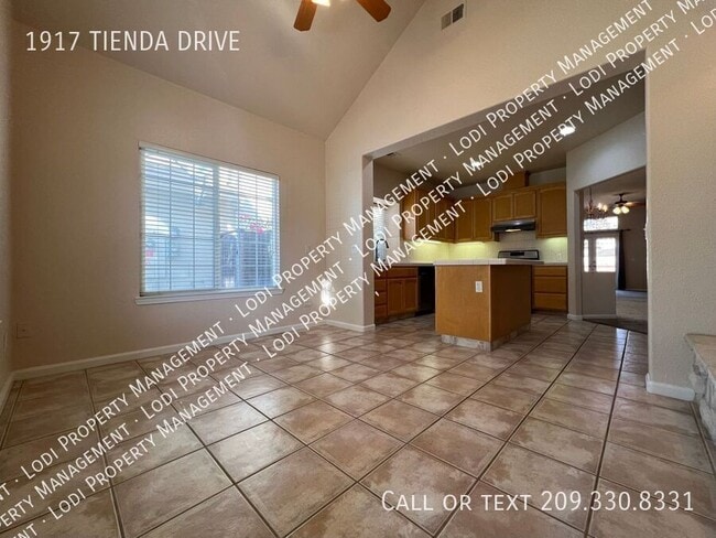 Building Photo - 1917 Tienda Dr